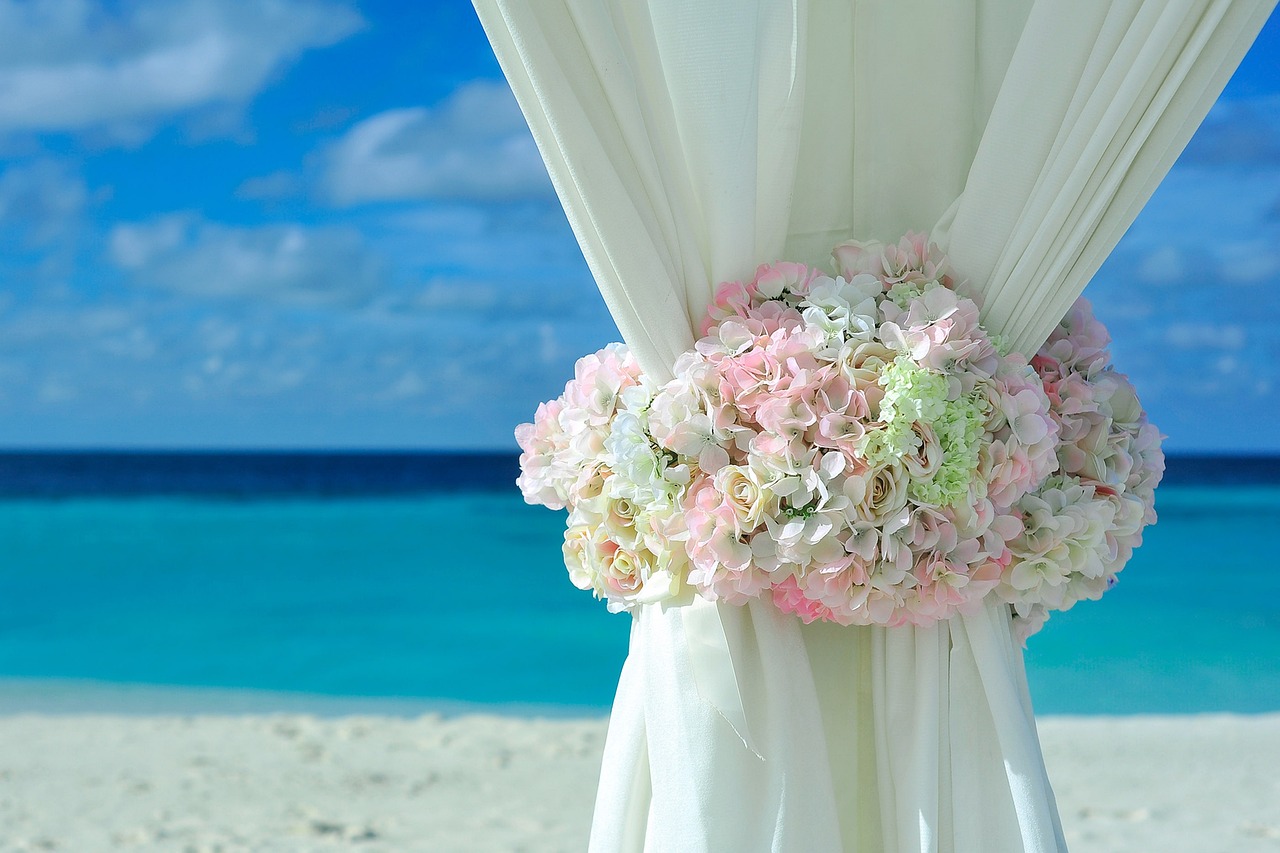 Wie man das perfekte Brautkleid für eine Strandhochzeit auswählt